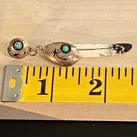 RARE Vtg Sterling and Turquoise w/Hand Carved Feather Earrings - Picture 3 of 7